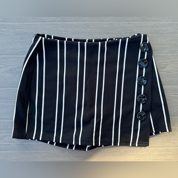 NWT Papaya Pinstripe skirt shorts Size Medium - Picture 1 of 8